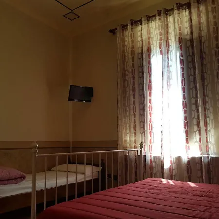 Hostal Yh *
